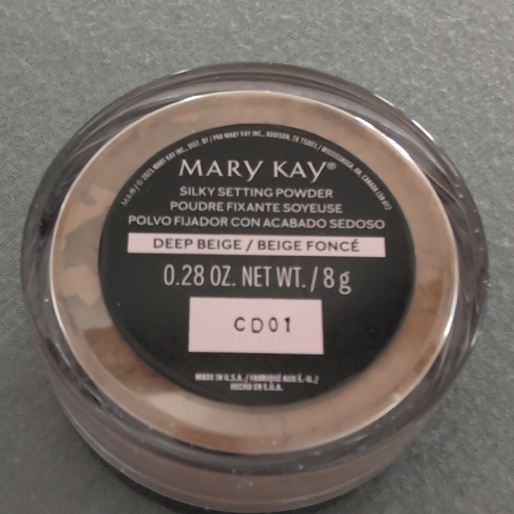 Mary Kay Silky Setting Powder in Deep Beige